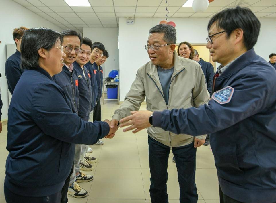 上海科技助力神舟二十号发射 郑钢淼慰问上海航天局试验队队员