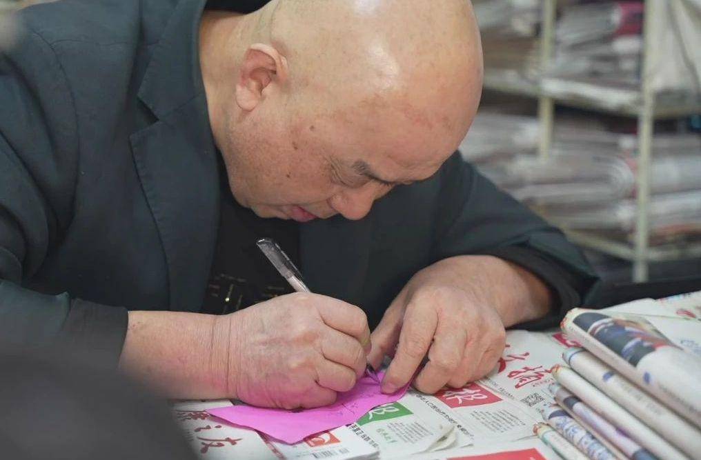 致敬！最美劳动者·《全上海最后一家！38年，14㎡，他，“最后的守望者”》